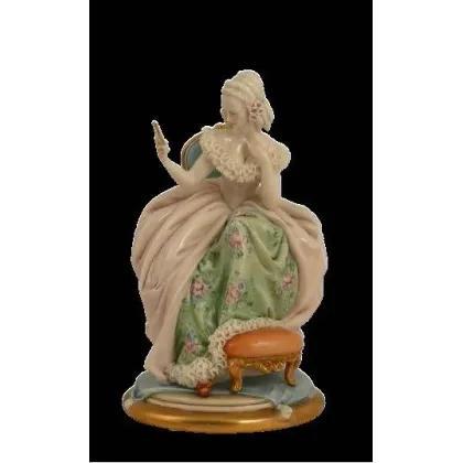 Zdjęcie Figurka z porcelany do apartamentu - dama z lustrem