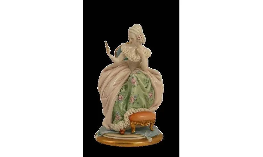 obrazek 1 Figurka z porcelany do apartamentu - dama z lustrem