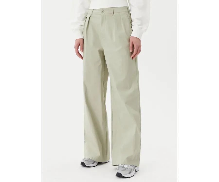 obrazek 1 New Balance Spodnie materiałowe Boylston WP51538 Zielony Relaxed Fit