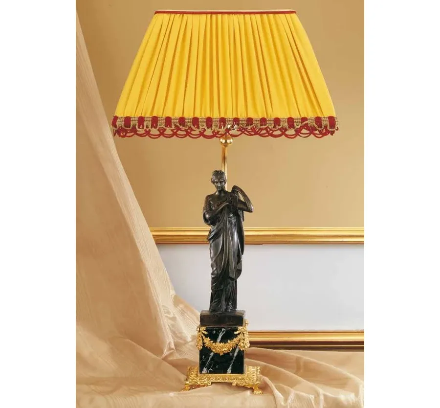 obrazek 1 Dekoracyjna lampa stołowa z figurką do salonu