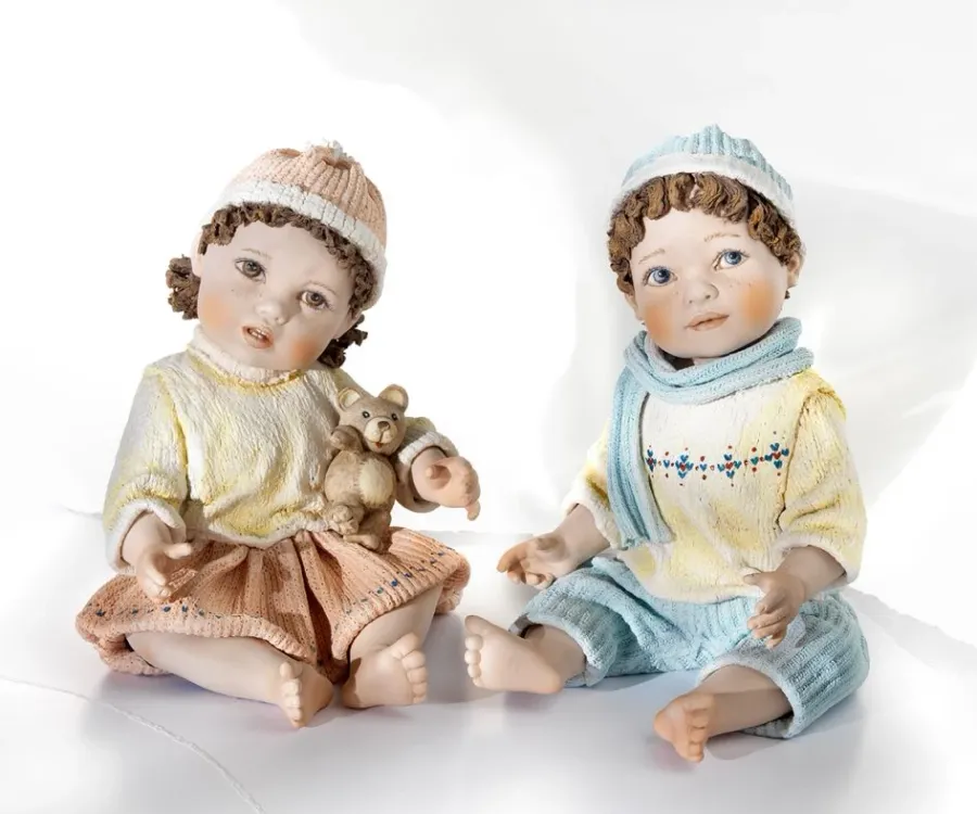 obrazek 2 Figurka małej dziewczynki trzymającej pluszowego misia - Sibania