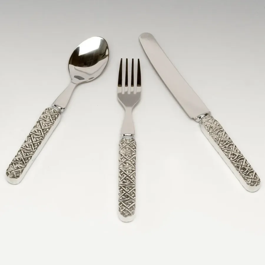 obrazek 1 Wyjątkowy zestaw sztućców dla niemowląt zdobiony celtyckim motywem wykonany z pewteru