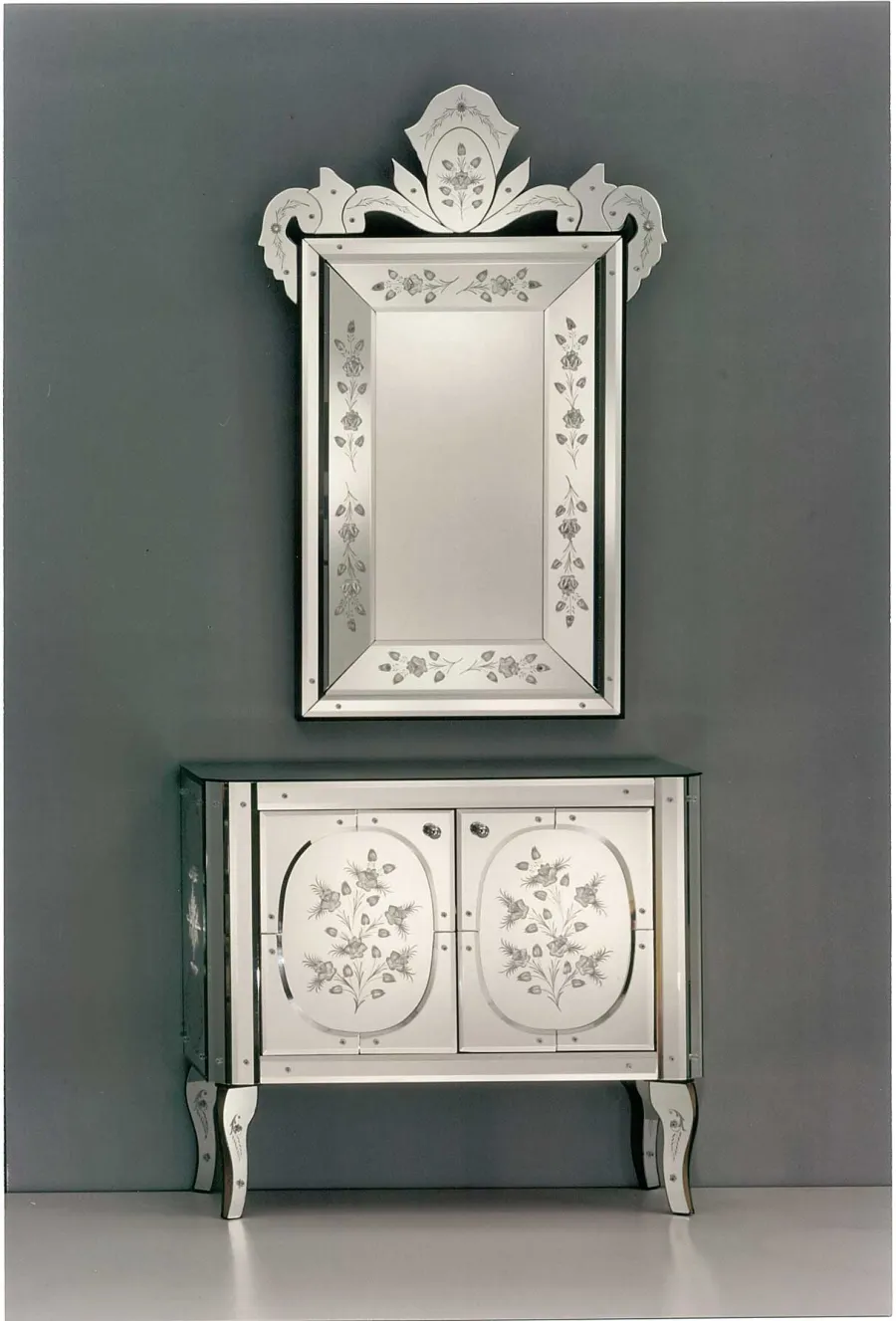 obrazek 1 Prestiżowy mebel z lustrem w stylu francuskim