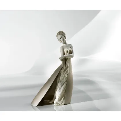 Zdjęcie Figurka z porcelany przedstawiająca młodą dziewczynę - Sibania