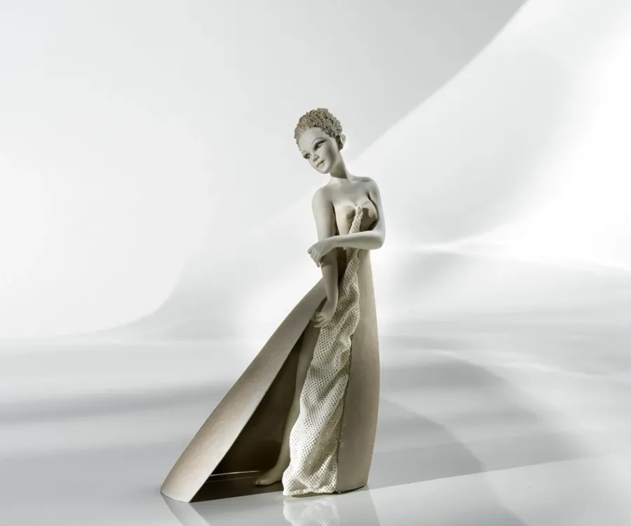 obrazek 1 Figurka z porcelany przedstawiająca młodą dziewczynę - Sibania