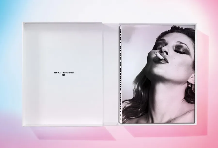obrazek 4 Książka Mert Alas and Marcus Piggott, Art Edition No. 1–125 ‘Lara Stone’ - Taschen