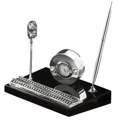 Zdjęcie Unikatowa podstawka na długopis dla wielbiciela kolei