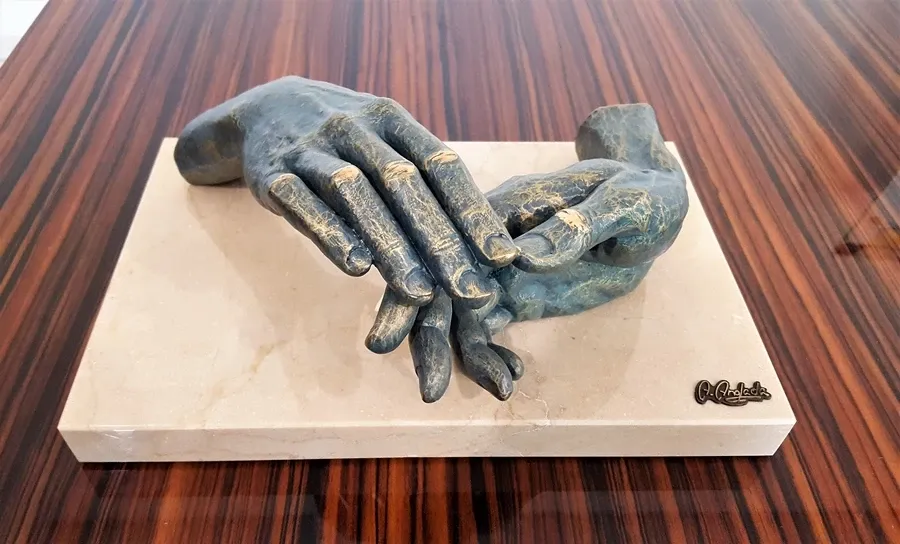 picture 11 A perfect sculpture for an anniversary - clasped hands
