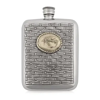 Zdjęcie Niepowtarzalny prezent dla wędkarza – piersiówka z wędkarską muchą