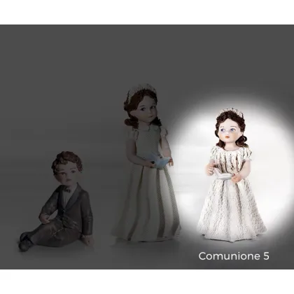 Zdjęcie Porcelanowa dziewczynka stojąca z książeczką w rękach - Sibania