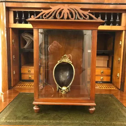 Zdjęcie Zabytkowa, XIX-wieczna witryna idealna do wyeksponowania małej rzeźby