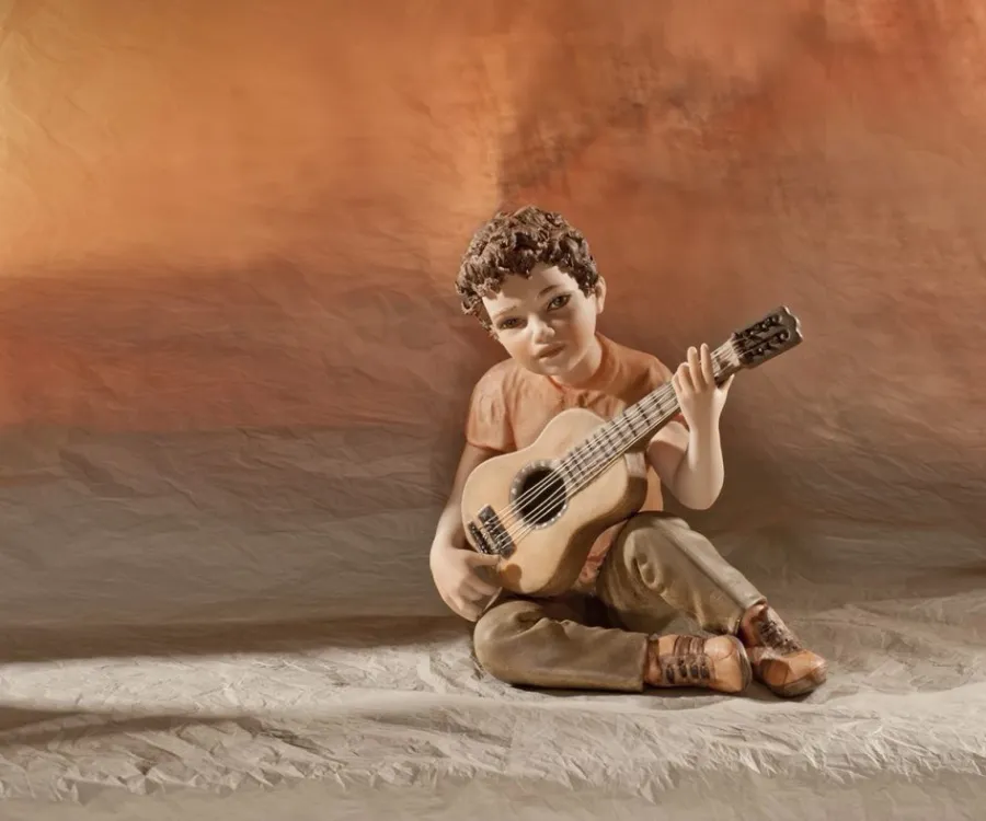 obrazek 1 Figurka chłopca grającego na gitarze - Sibania