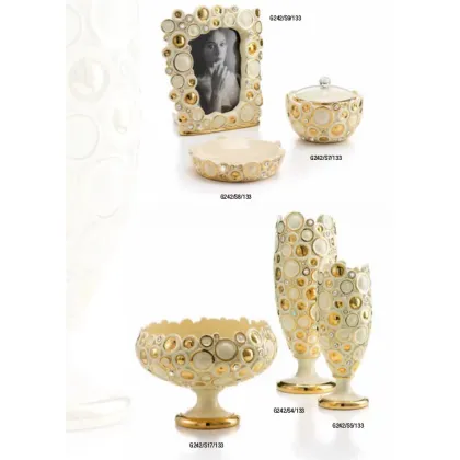 Zdjęcie Oryginalny beżowo-złoty wazon z pięknym wzorem okręgów i kół