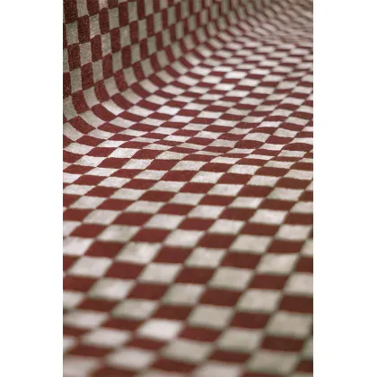 Zdjęcie Czerwono-biały dywan z wełny z deseniem naprzemiennie ułożonych kolorowych pól