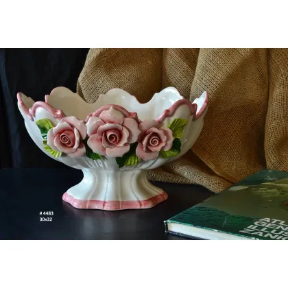 Zdjęcie Ceramiczna patera z ozdobnymi różyczkami