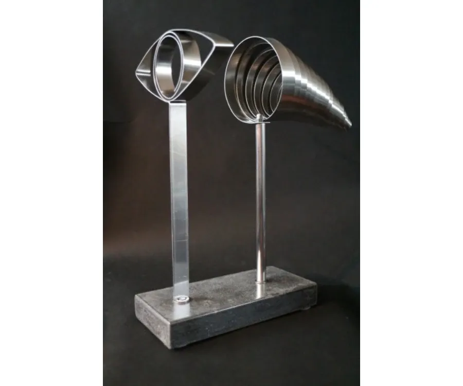 obrazek 1 Ekskluzywna statuetka "Przyciągacz wzroku" - fantastyczny prezent na jubileusz firmy