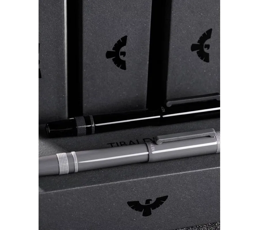 obrazek 3 Piękny długopis Tibaldi Perfecta Grey Dèlavè na prezent