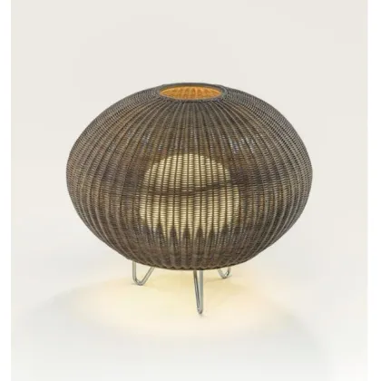 Zdjęcie Nowoczesna lampa podłogowa jako zewnętrzne oświetlenie do ogrodu