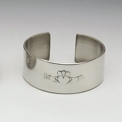 Picture Luxurious women's bracelet made of pewter decorated with a Claddagh pattern
