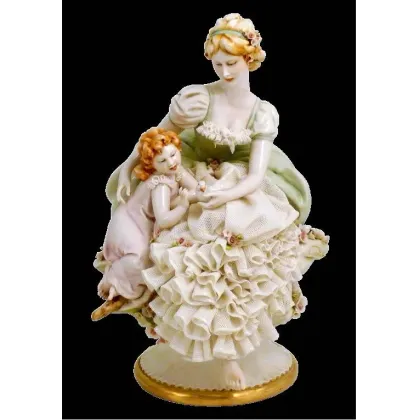 Zdjęcie Porcelanowa figurka kobiety z dziewczynką