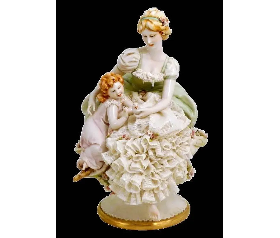 obrazek 1 Porcelanowa figurka kobiety z dziewczynką
