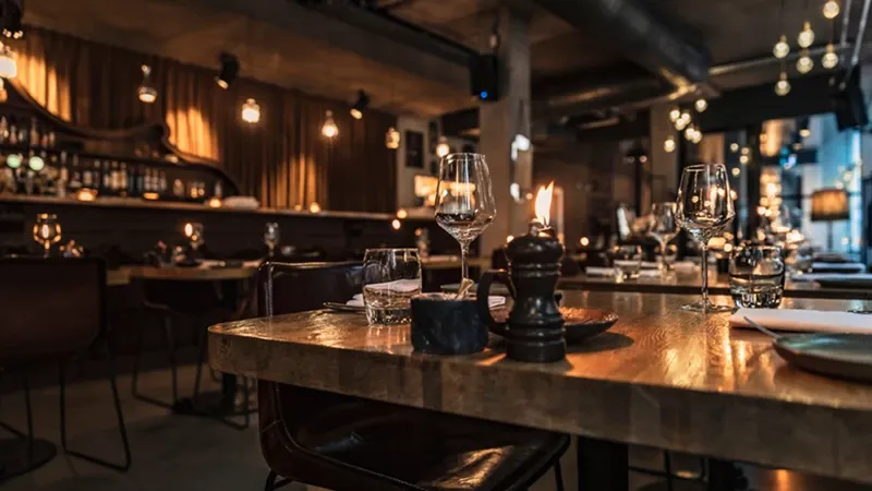 Luksus na talerzu i wokół. Dlaczego warto wybrać markowe meble do restauracji?
