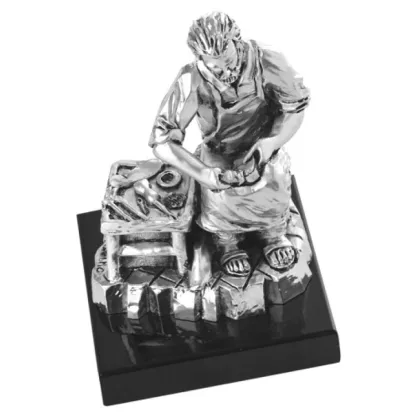 Zdjęcie Piękna figurka przedstawiająca szewca przy pracy