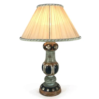 Zdjęcie Polichromowana lampa stołowa z toczonego drewna, rzeźbiona i lakierowana