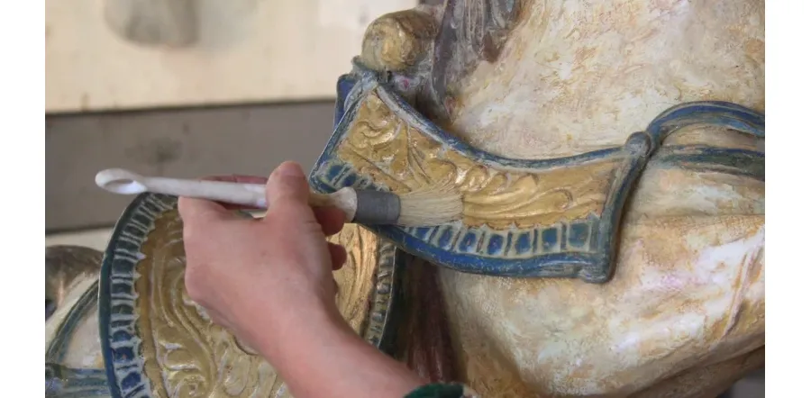 obrazek 3 Ceramiczna podstawa z perforacją z kremowymi liśćmi na zielonym tle