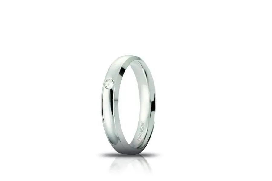 obrazek 1 Stylowa obrączka wykonana z białego złota z diamentami o masie 0,03 ct. długość 4mm