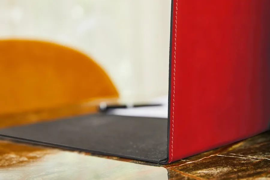 obrazek 1 Składana podkładka 50x35 Rosso Ferrari. 100% włoskie rzemiosło, skóra regenerowana
