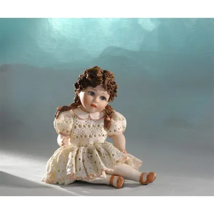 Zdjęcie Dziewczynka w koronkowej sukience z porcelany - Sibania