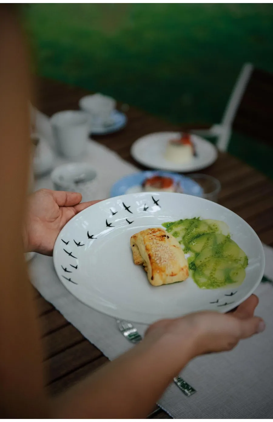 obrazek 2 Stylowy porcelanowy płaski duży talerz zdobiony motywem ptaków – Leander