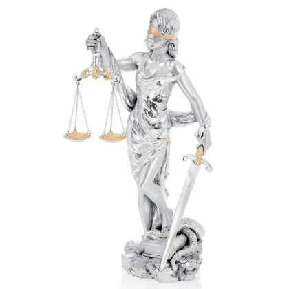 Zdjęcie Bogini sprawiedliwości - elegancka figurka na biurko