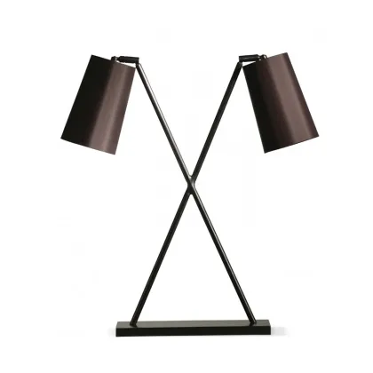 Zdjęcie Artystyczna lampka na biurko w kształcie litery