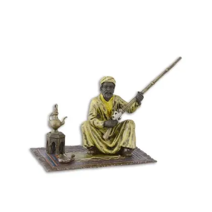 Zdjęcie Stylowa rzeźba arabskiego myśliwego wykonana z brązu
