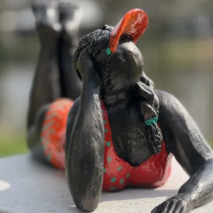 Zdjęcie Gustowna rzeźba ogrodowa przedstawiająca kobietę w stroju kąpielowym z daszkiem przeciwsłonecznym