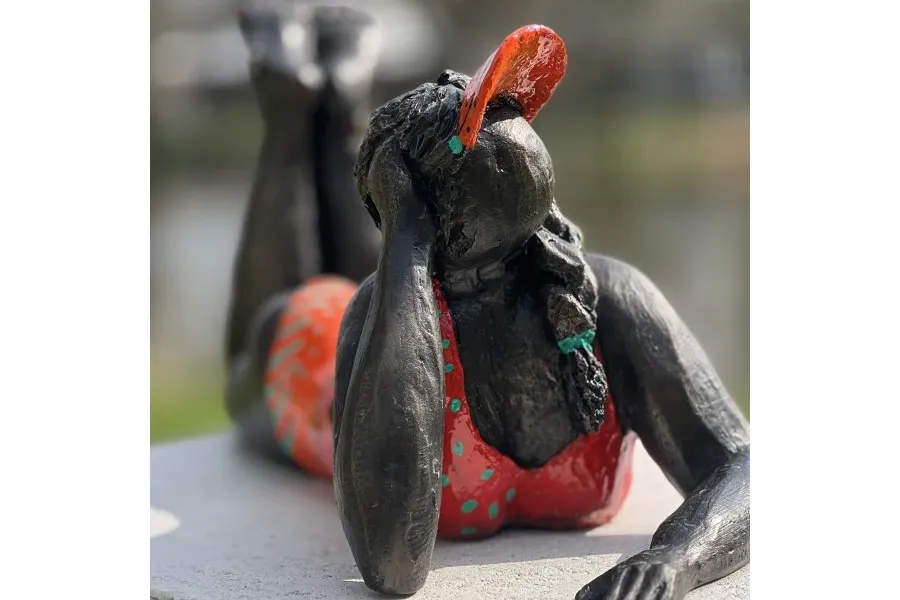 obrazek 1 Gustowna rzeźba ogrodowa przedstawiająca kobietę w stroju kąpielowym z daszkiem przeciwsłonecznym