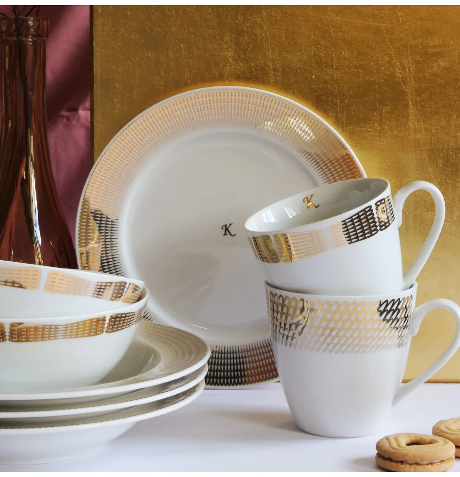 obrazek 3 Nowoczesny porcelanowy kubek ze złotym zdobieniem z kolekcji Angel wings – wariant 2 - Leander
