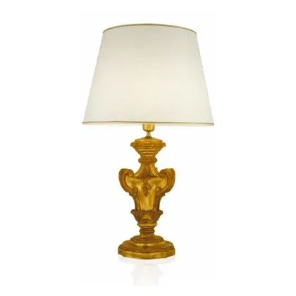 Zdjęcie Elegancka drewniana lampka na klasyczny stół