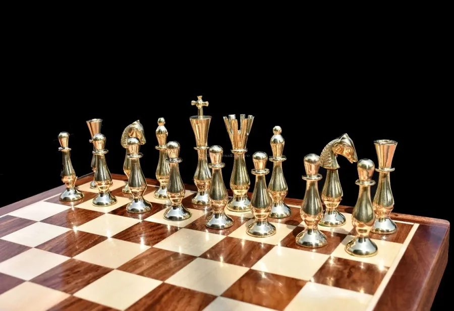 obrazek 4 Oryginalny komplet szachowy z naturalnego i postarzanego mosiądzu - The Chess Empire