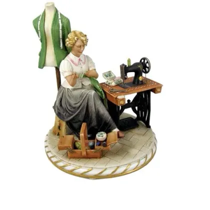 Zdjęcie Klasyczna figurka z porcelany - krawcowa