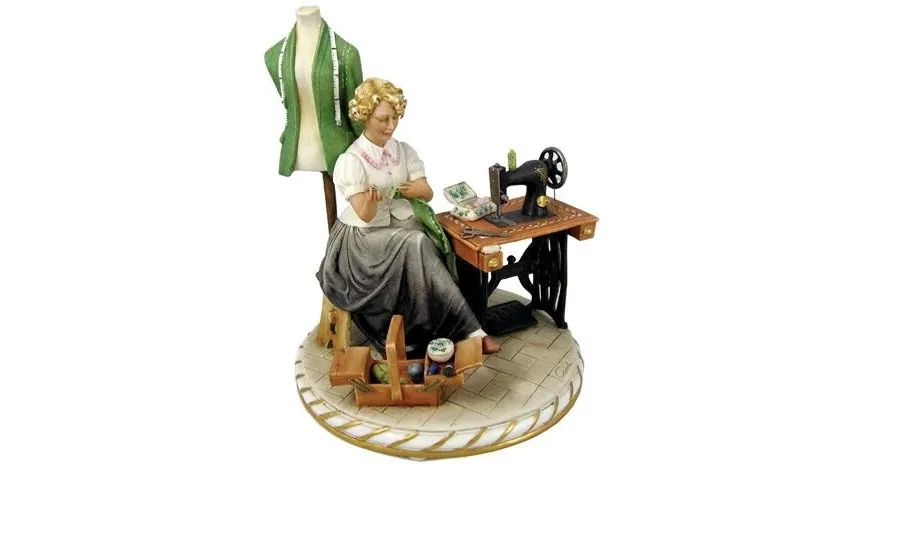 obrazek 1 Klasyczna figurka z porcelany - krawcowa