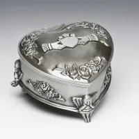 Zdjęcie Piękne pudełko na biżuterię w kształcie serca zdobione różami i wzorem Claddagh