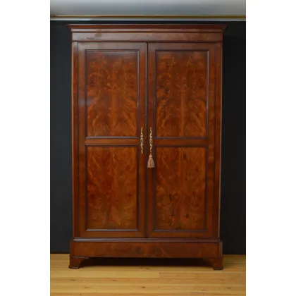 Zdjęcie Duża szafa z 2 drzwiami z XIX wieku z podpalanym mahoniem