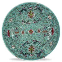 Zdjęcie Bogato zdobiony zielony talerz porcelanowy z Chin z XIX wieku