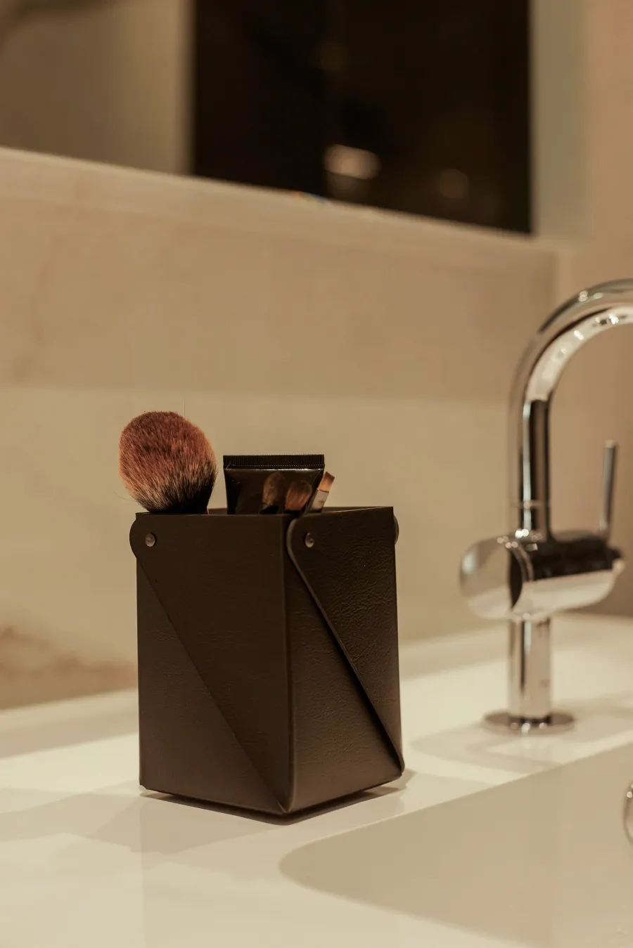 obrazek 2 Wyjątkowy skórzany pojemnik na przybory biurowe 8х8хH10,5 cm