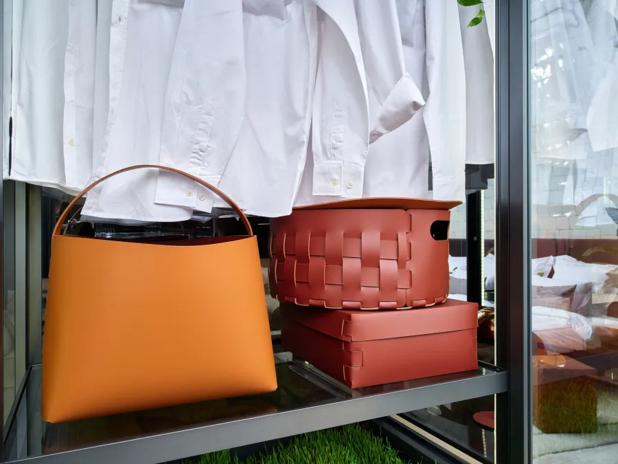 obrazek 2 Stylowy okrągły czarny kosz Bottega Ø40xH20 cm wykonany ze skóry