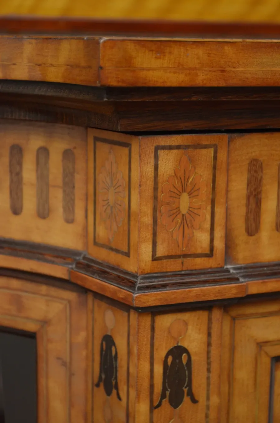 obrazek 8 Wyjątkowy edwardiański kredens/witryna Maple & Co, z inkrustowanym blatem - antyk