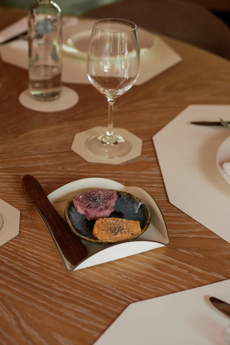 obrazek 3 Podkładka stołowa 15x15xH2,5 cm ze skóry w kolorze waniliowym